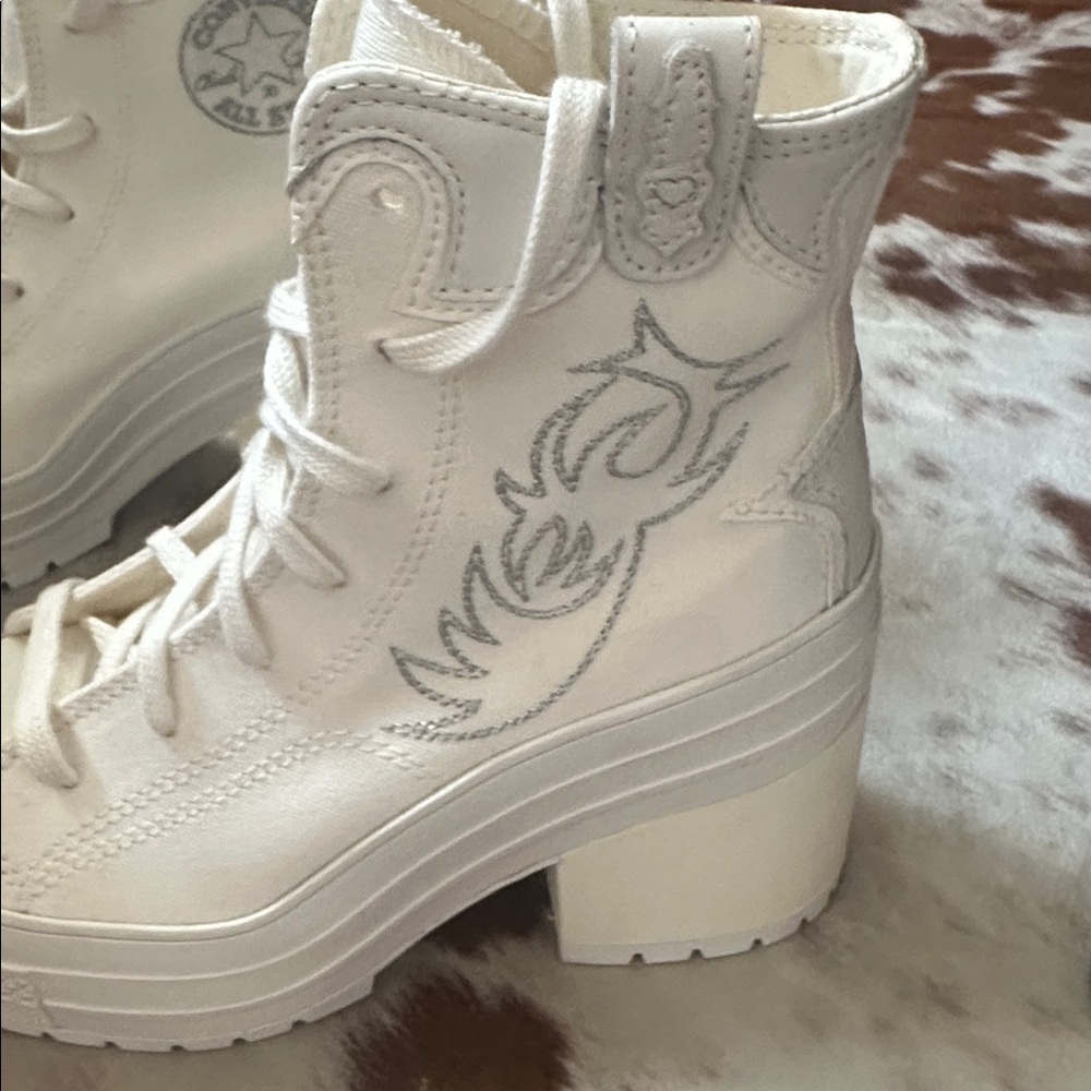 CONVERSE Women’s Chuck 70 DeLuxe Heel Platform Western Embroidery size 7 - Picture 2 of 8